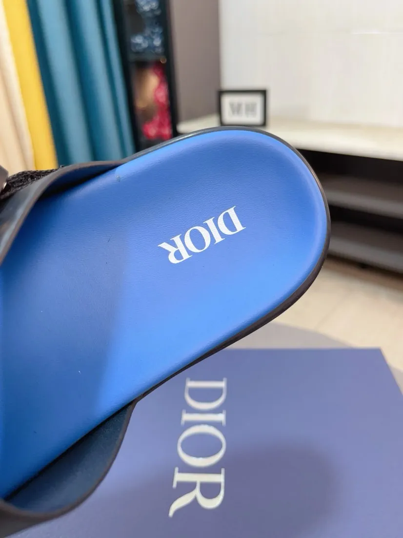 Men's Men's Shoes 💰320🌸🌸Dior Aqua Men's Sandals Slippers. Showcasing Dior haute couture design. The Dior gray suede strap is accented with an aluminum Dior buckle for added style. Paired with a comfortable tonal notch sole, they pair easily with shorts or jeans for a sophisticated look. Main body: suede cow leather, technical fabric lining: cow leather, with adjustable straps, aluminum Dior buckle, Dior gray EVA insole, tonal notch rubber outsole splicing structure👌👌size: 38-44 (45.46 customized)